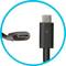 Fekete USB-C kábel, amelyet különböző nézetekből mutatnak. Az egyik vég csatlakozásra kész, a másik a bordázott belső felületet mutatja.
