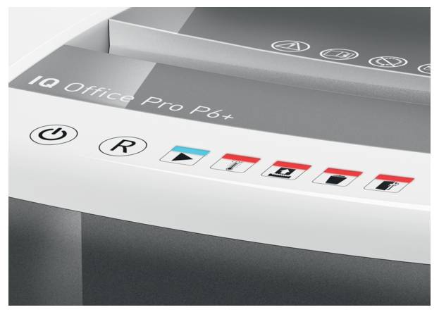 Egy iratmegsemmisítő, amelynek elején kezelőelemek és piktogramok találhatók, köztük egy bekapcsológomb és papíradagoló beállítások.