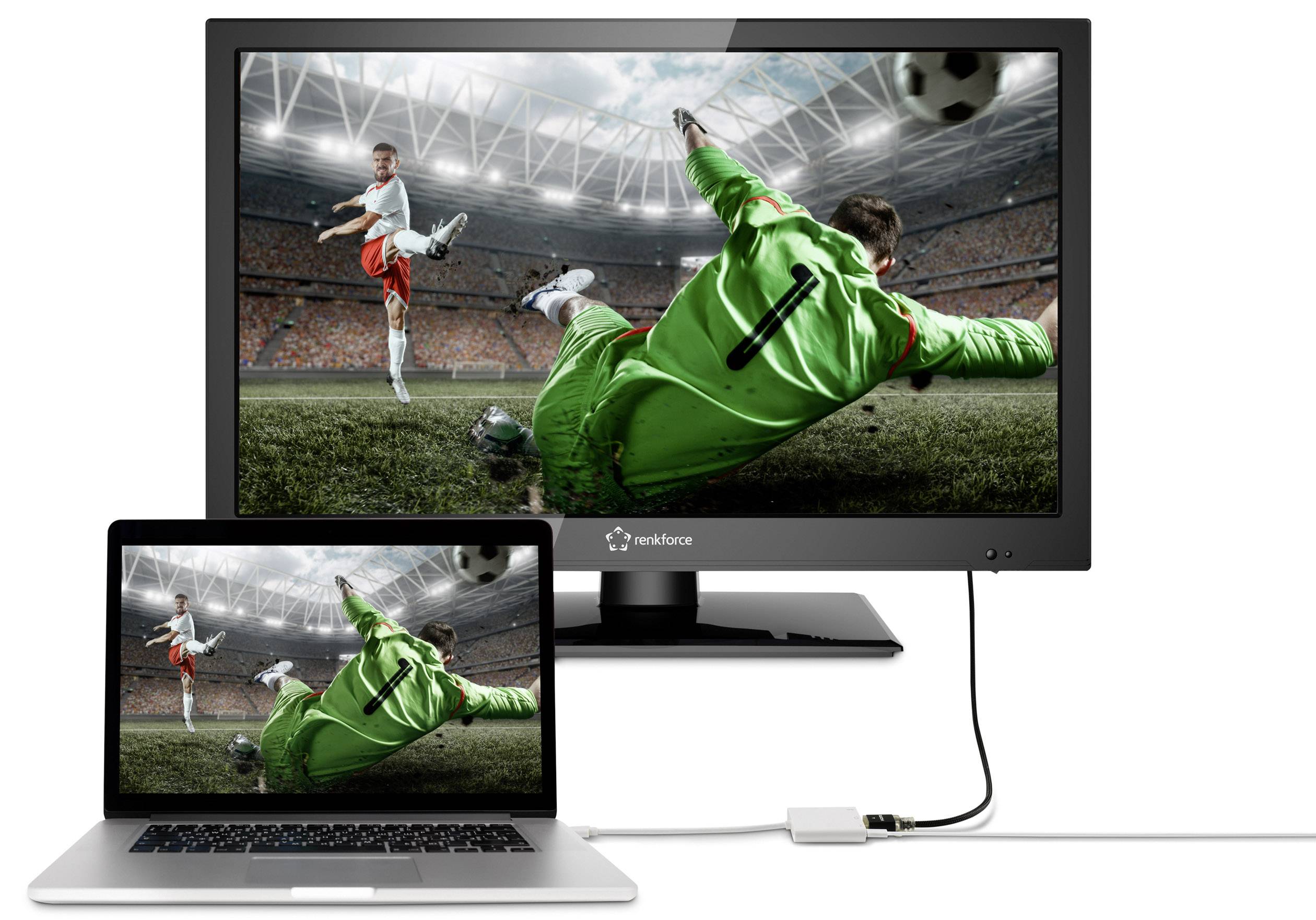 Egy laptop és egy monitor ugyanazt a képet mutatja: Egy labdarúgó rúgja a labdát a kapu felé, miközben a kapus a levegőben van.