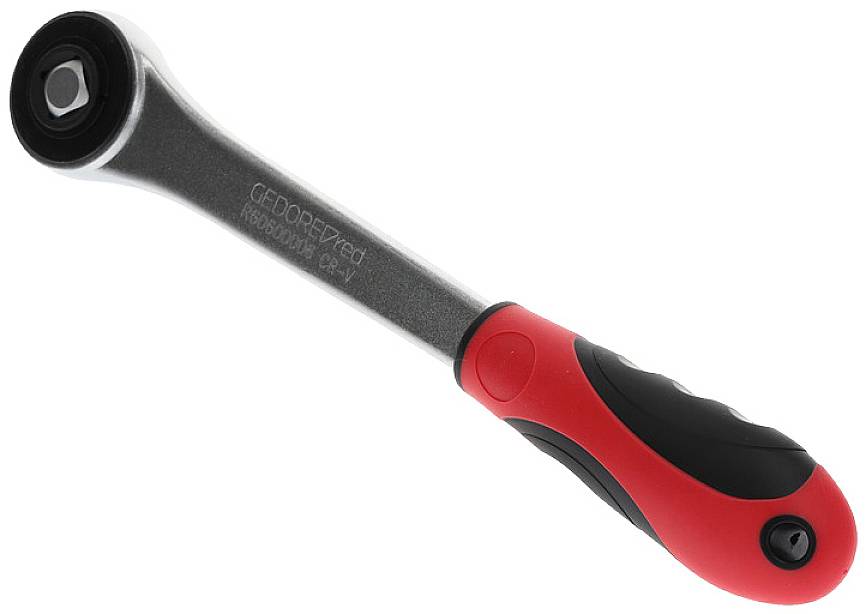Egy ergonomikus markolatú piros és fekete racsni, amelyet elsősorban mechanikai munkákhoz vagy javításokhoz használnak.