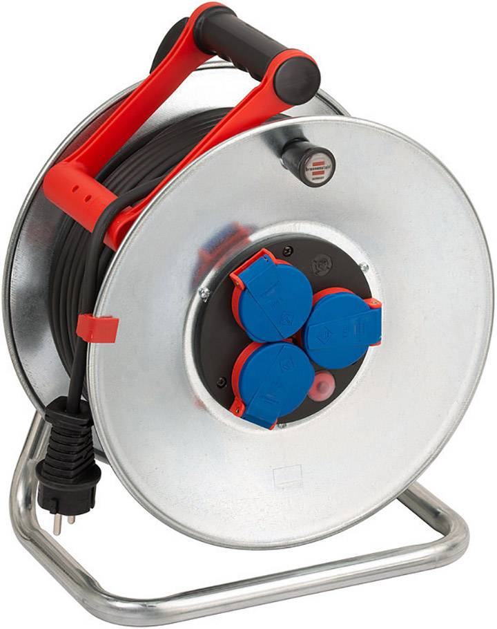 Egy fém házas kábeldob piros fogantyúval és három kék dugaljjal.