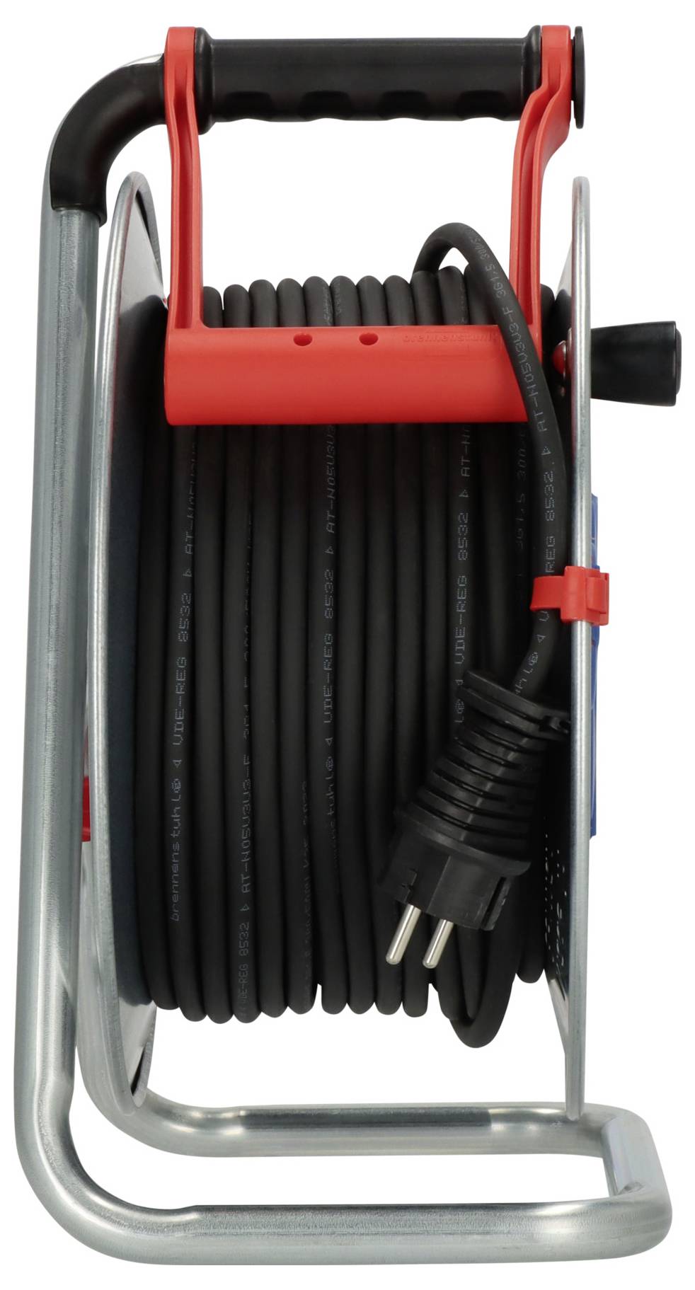 Egy felcsavart fekete tápkábel egy fém orsón, fogantyúval, az egyik végén dugóval. A fogantyú piros és fekete.