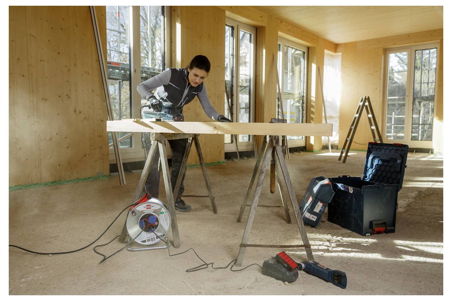 Egy fekete okostelefon három hátulso kamerával és függőlegesen elrendezett vakuval. Az eszköz elegáns, minimalista dizájnnal rendelkezik.