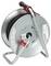 Egy fémes kábeltekercselő fekete tömlővel feltekerve, piros és fekete fogantyúval, amely hordozhatóvá teszi.