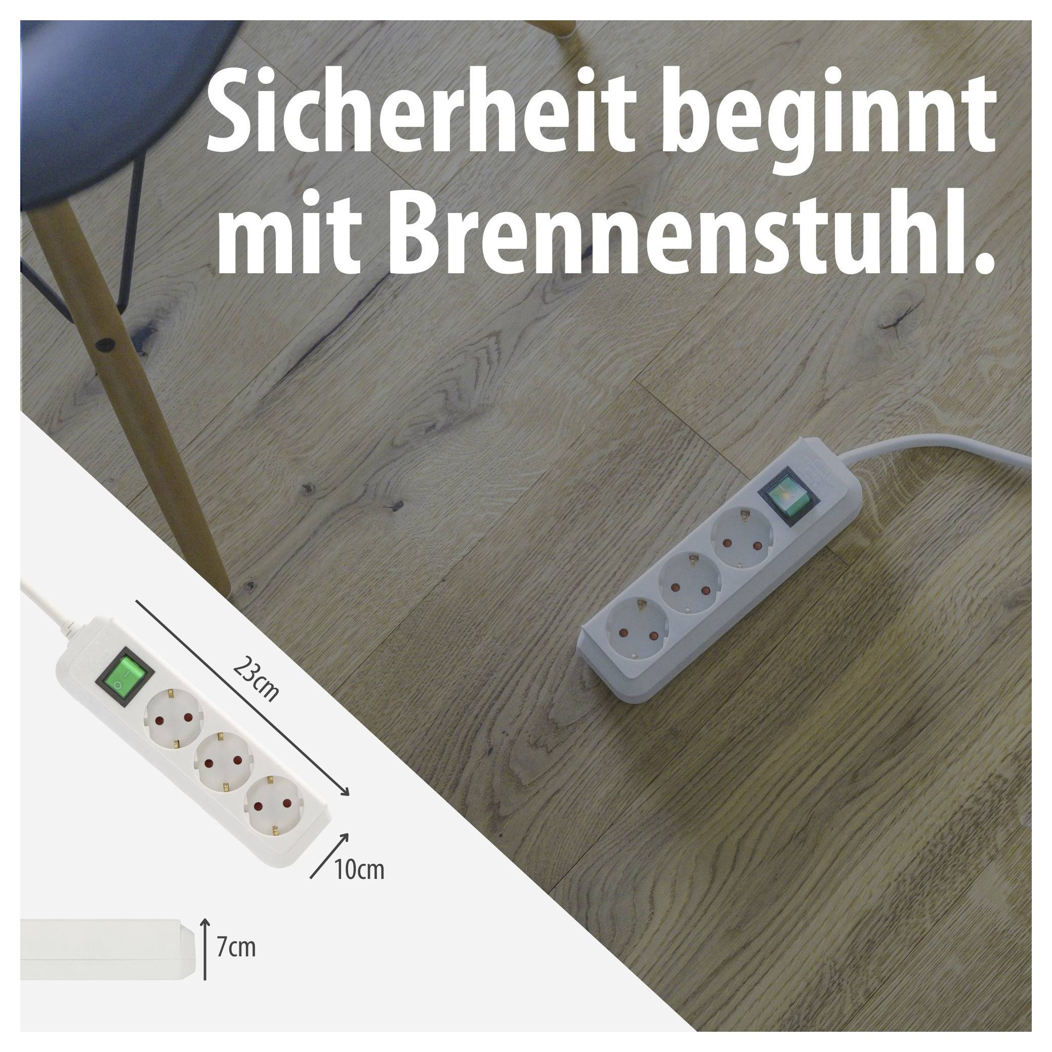 Brennenstuhl szócsaládi biztonsági elosztó hirdetése: fehér többcsatlakozós konnektor kapcsolóval fapadlón, szöveg "A biztonság a Brennenstuhlnél kezdődik."