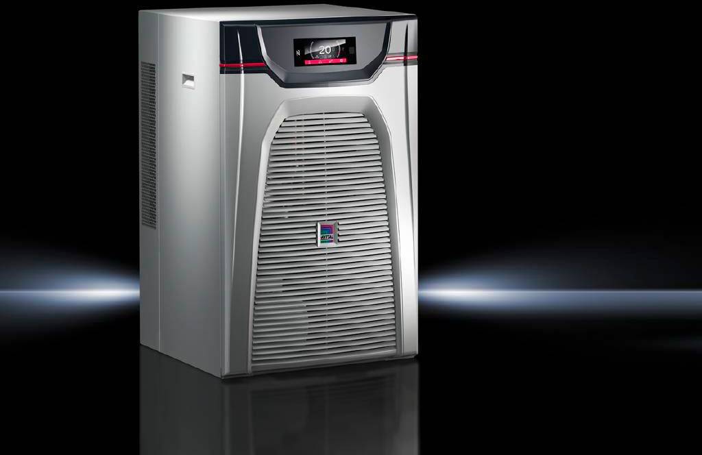 Szürke, modern szerver hűtőnyílásokkal fekete, tükröződő felületen áll. Felül egy digitális kijelző világít fel.