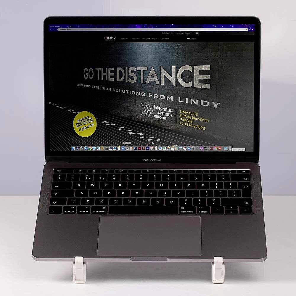Egy laptop egy állványon egy weboldalt mutat, amelynek a fejléce "Go the Distance" Lindy-től.