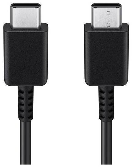 Két fekete USB-C kábel, az egyik egy téglalap alakú fémcsatlakozóval, mindkettő sima műanyag borítással.