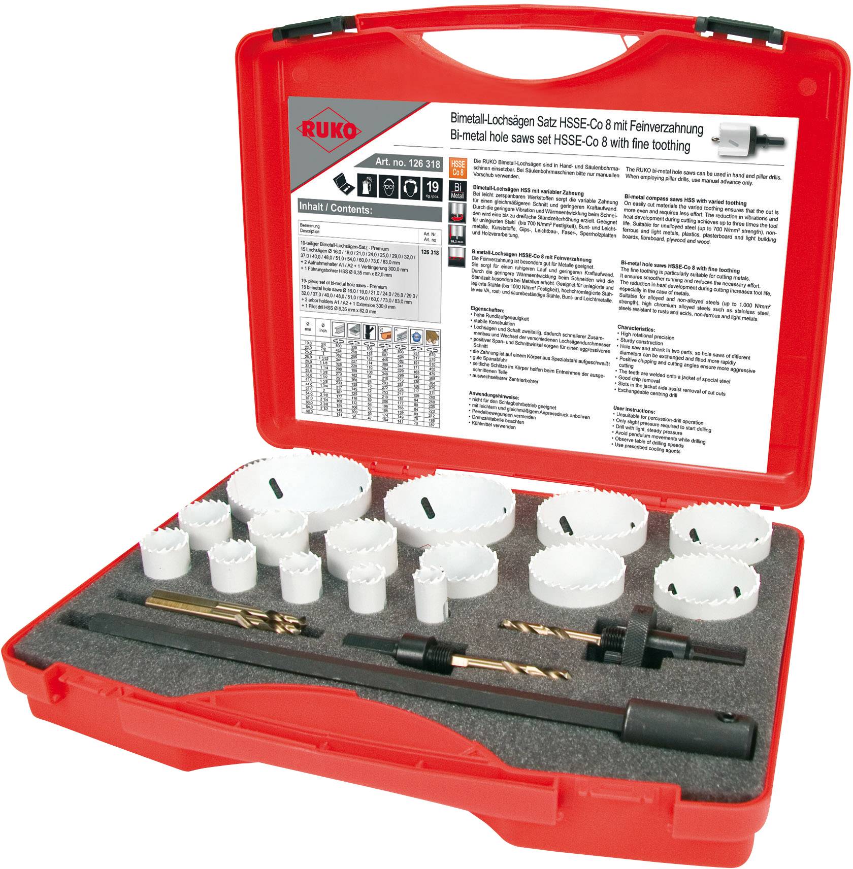 Egy piros koffer egy bimetál lyukfűrész-készlettel. Különböző lyukfűrészeket, fúrókat és tartozékokat tartalmaz, amelyek gondosan rendezve vannak a habszivacs betétben.