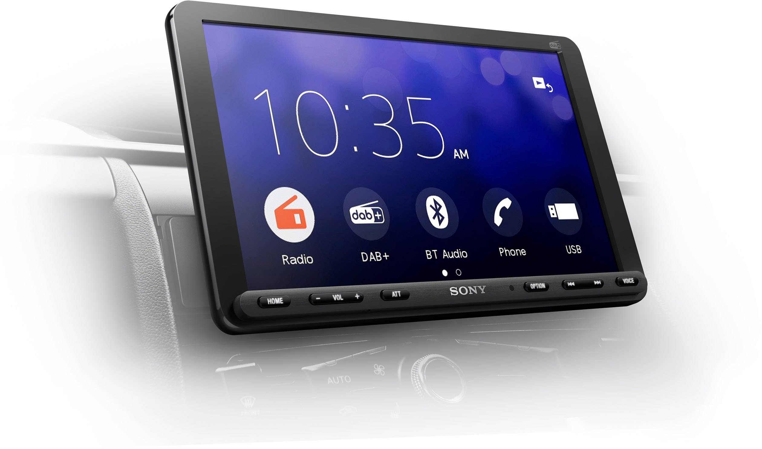 Egy autórádió kijelzője az '10:35 DE' időt és a rádió, DAB+, BT Audio, telefon és USB szimbólumokat mutat kék háttérrel.