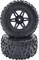 Két egymásra rakott, fekete terepgumi, durva mintázattal és hat küllős felnikkel, RC járművek terepen történő használatára alkalmas.