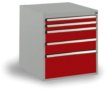 Szürke fémszekrény négy piros fiókkal, eltérő méretűek, mind csukott állapotban.