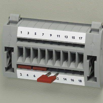 Szürke elektromos sorkapocs 18 számozott csatlakozóval, két sorban, kapcsolószekrényekben történő bekötésre alkalmas.