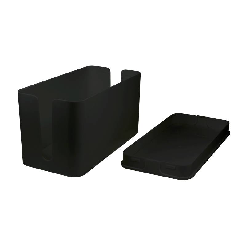 Fekete műanyag doboz tetővel, kinyitva. Kábelek vagy kisebb tárgyak elhelyezésére tervezve. Minimalista design.