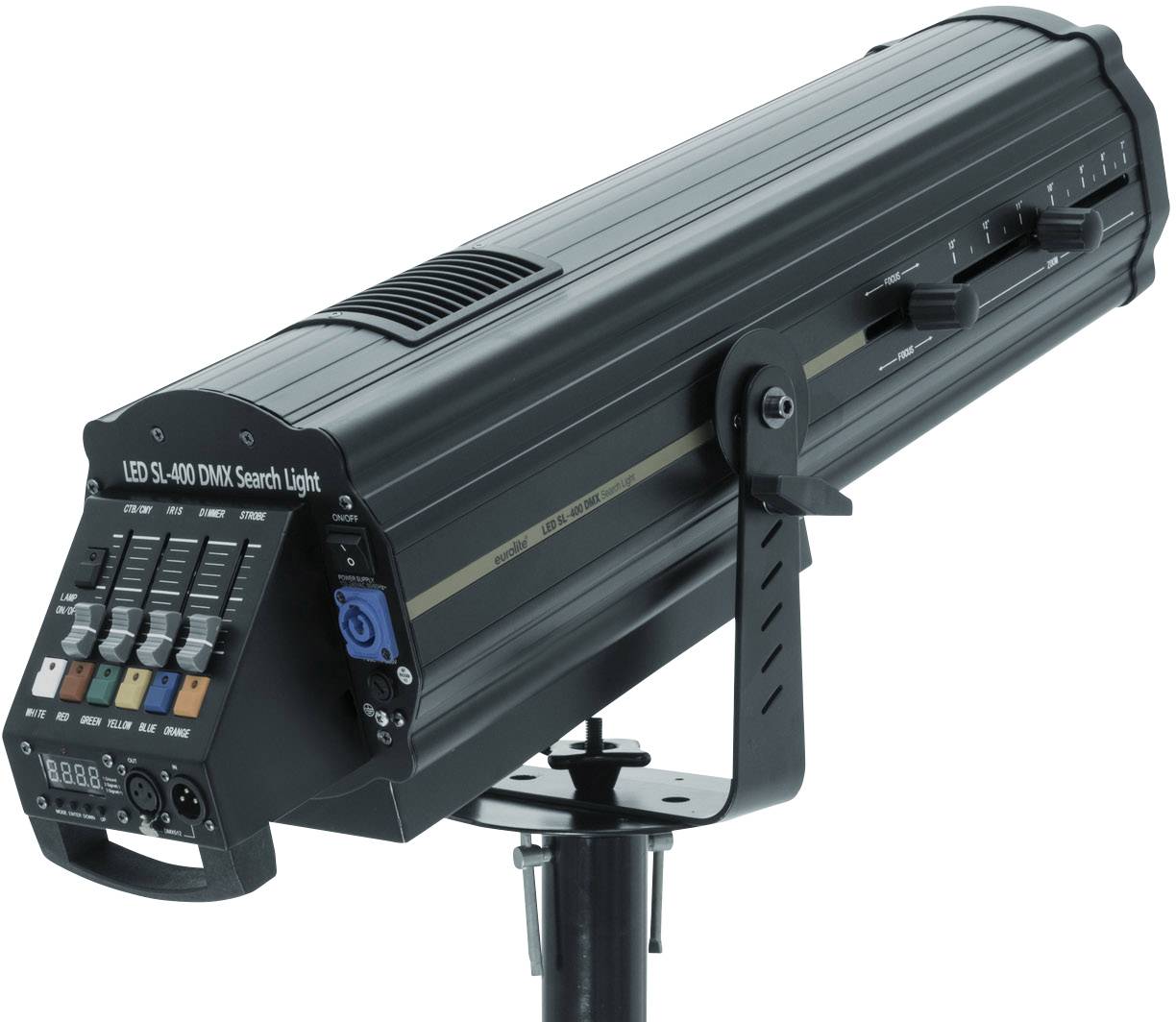 Egy fekete LED-keresőreflektor állványon. A reflektor több vezérlőelemet és csatlakozót tartalmaz az oldalán.