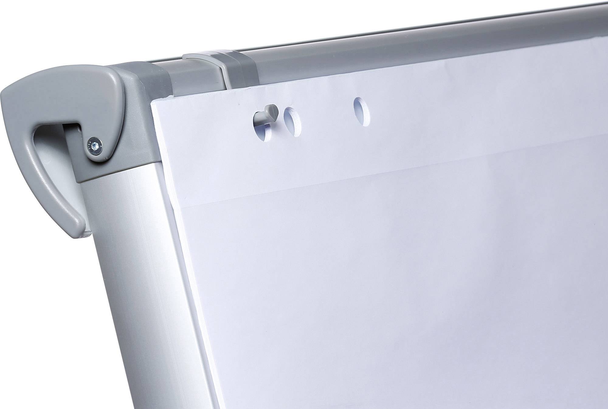 Egy flipchart papírral, három lyukkal rögzítve a felső szélén. A flipchart bal oldalán ezüstös keret van.