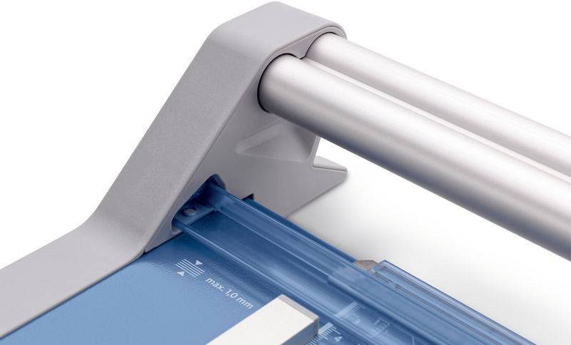 Egy papírvágó közelképe kék és ezüst elemekkel, amely éles pengéjét és vezetősínét mutatja.