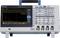 Digitális oszcilloszkóp hullámforma-kijelzővel és különböző kezelőszervekkel a jobb oldalon. Modell: Tektronix TBS 2000B.