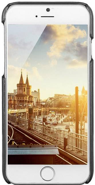 Egy okostelefon egy naplementés városképet mutat, amelyen az előtérben vasúti sínek és forgalom látható.