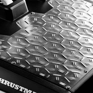 Egy fémes, rombusz alakú minta egy lépőlemezen, amelyet részben fekete anyag vesz körül, lent láthatóan a 'THRUSTM' felirattal.