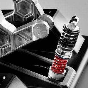 Egy krómozott lengéscsillapító egy méhsejtszerű mintázattal rendelkező mechanikai alkatrész mellett, technológiai precizitást és mérnöki tudást mutat.