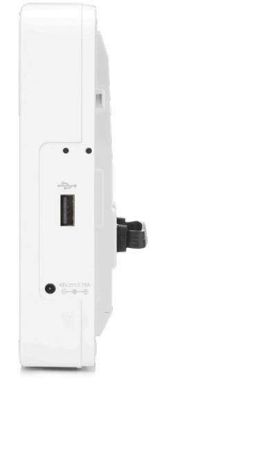 Egy fehér elektronikus eszköz oldalnézete, valószínűleg egy nyomtató, USB-csatlakozóval és hálózati tápkábel csatlakozóval.