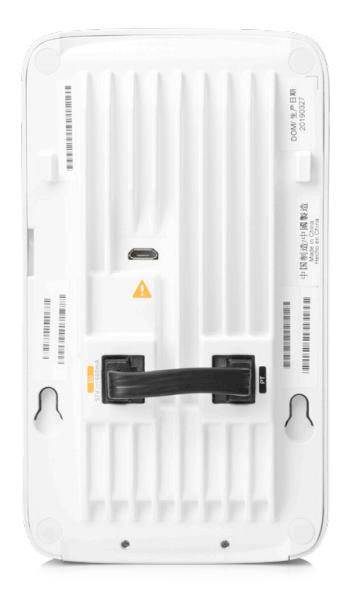 Egy fehér elektronikai eszköz hátoldala hűtőbordákkal, több csatlakozóval és fogantyúval.