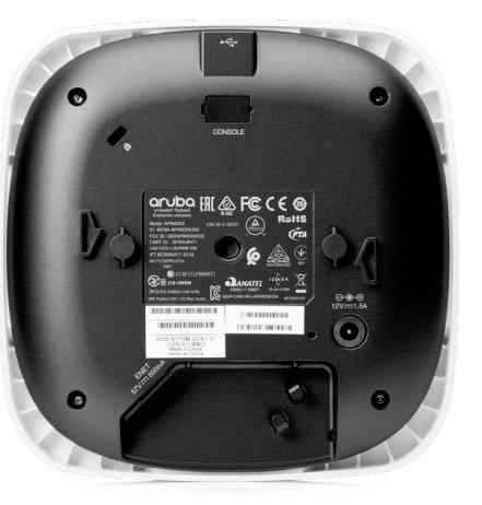 Egy elektronikai eszköz hátoldalának képe, amely több tanúsítási és jelölési szimbólumot tartalmaz, beleértve a gyártói hivatkozásokat.