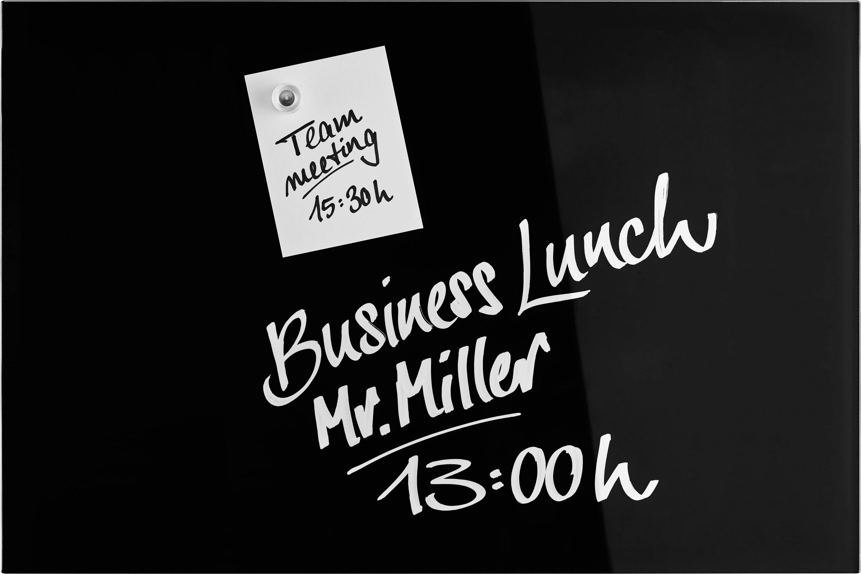 Fekete tábla jegyzetek: 'Csapatértekezlet 15:30' és 'Üzleti ebéd Miller úrral 13:00'