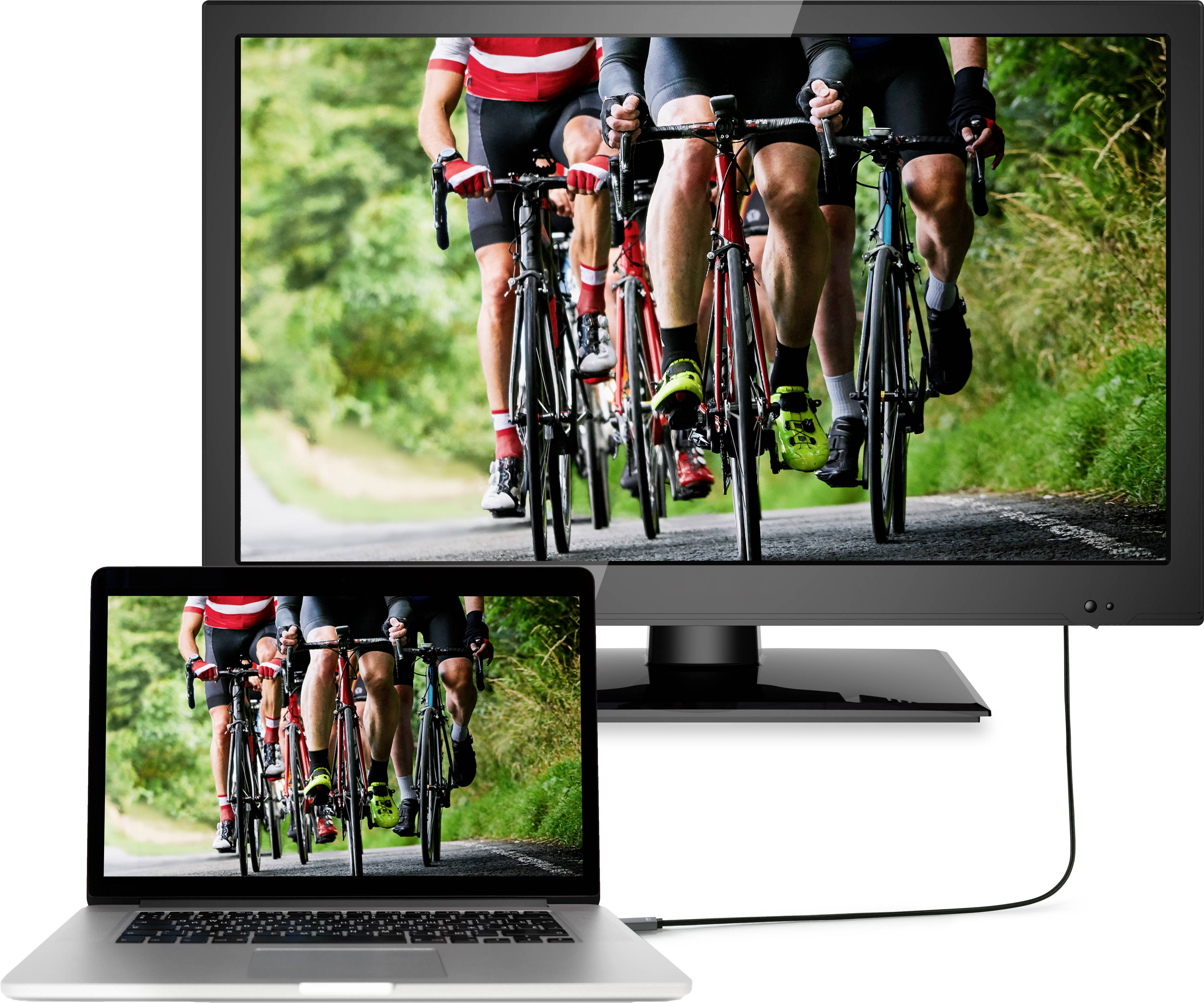 Két képernyő mutat kerékpárosokat egy úton. A monitor nagy, a laptop kisebb, mindkettő ugyanazt a jelenetet jeleníti meg.