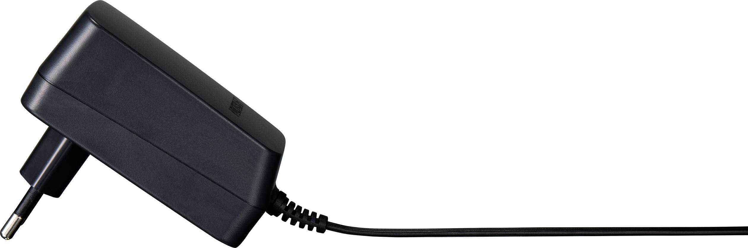 Egy fekete tápegység két csatlakozóval és csatlakoztatott kábellel, amelyet egy fali aljzatba dugnak.