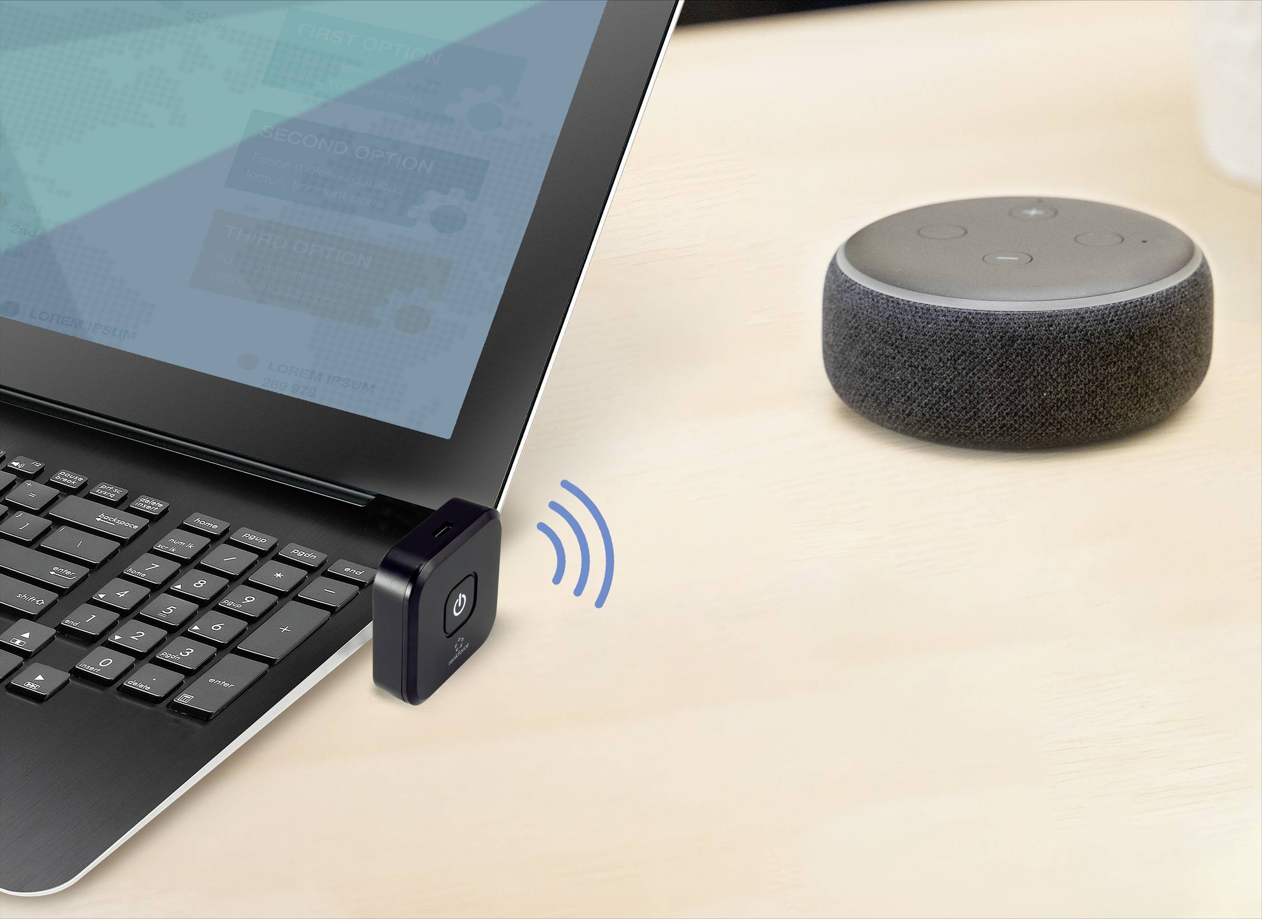 Egy laptop egy kisméretű csatlakoztatott eszközzel és egy intelligens hangszórórendszer egy fa asztalon. Kapcsolat kijelezve.