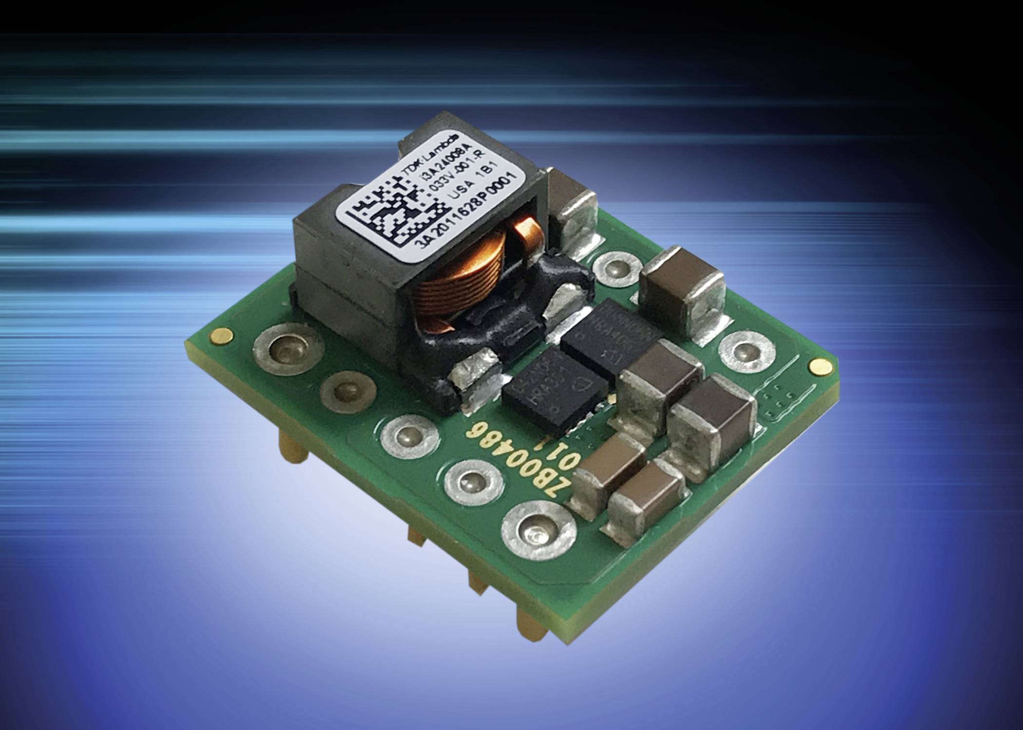 Egy zöld nyomtatott áramköri modul elektronikus alkatrészekkel, köztük egy tekerccsel. A háttér kék árnyalatokban, fénycsíkokkal.