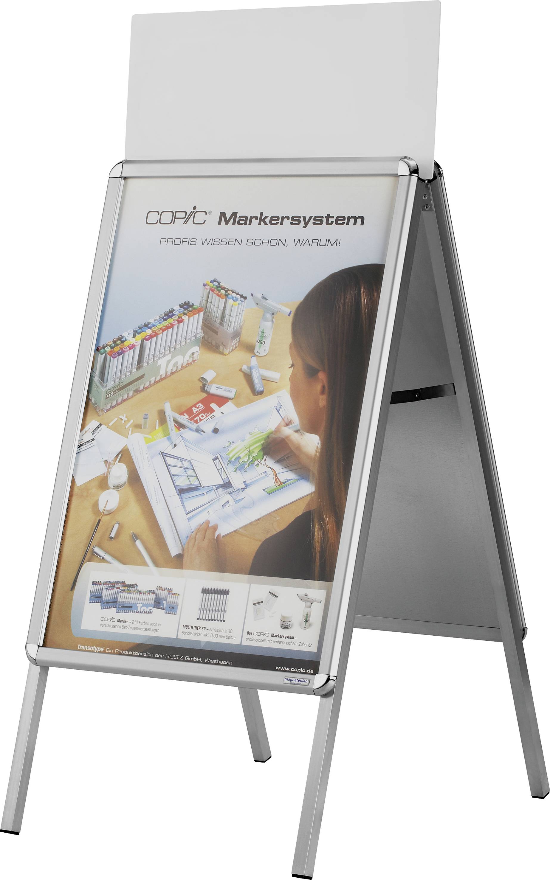 Egy reklámplakát egy tartóállványon egy személyt ábrázol, aki Copic filctollakkal egy színes rajzot készít; felül a 'COPIC Markersystem' felirat olvasható.