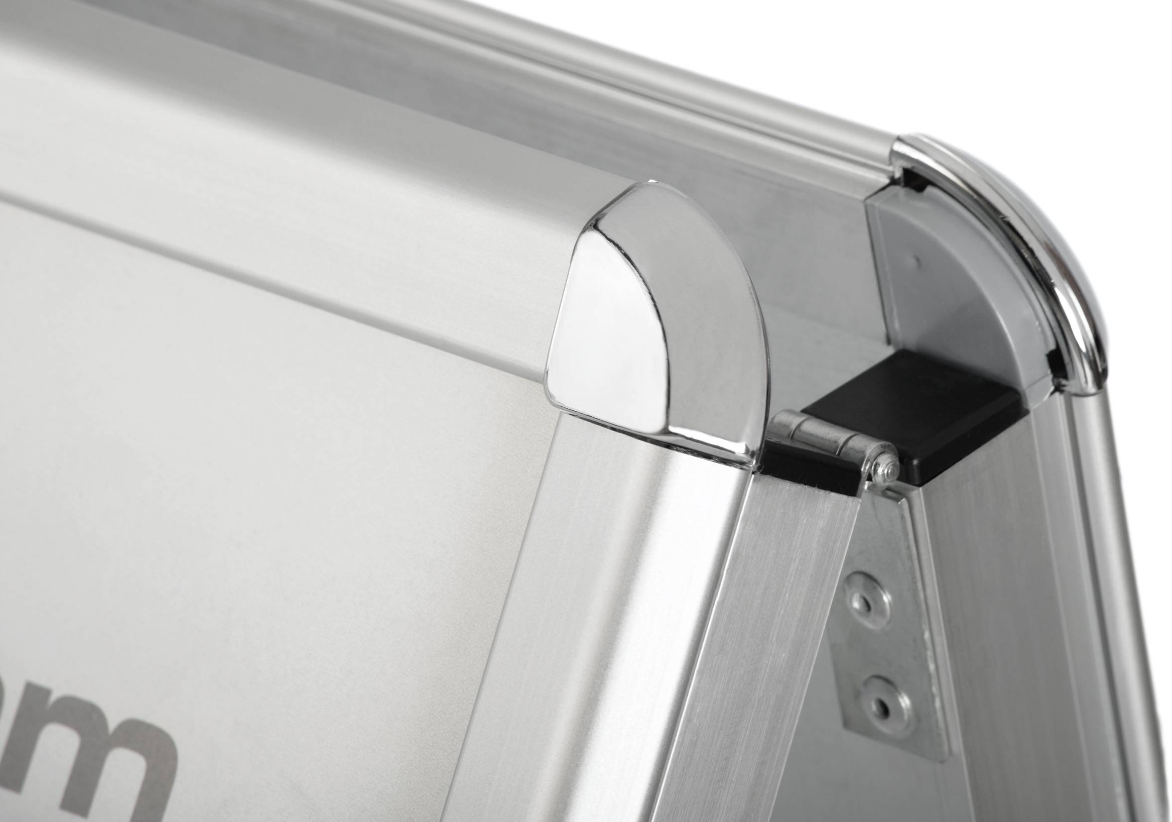 Egy posztertartó keret fém sarka krómozott díszítéssel, amely robusztus és modern formatervezést mutat.