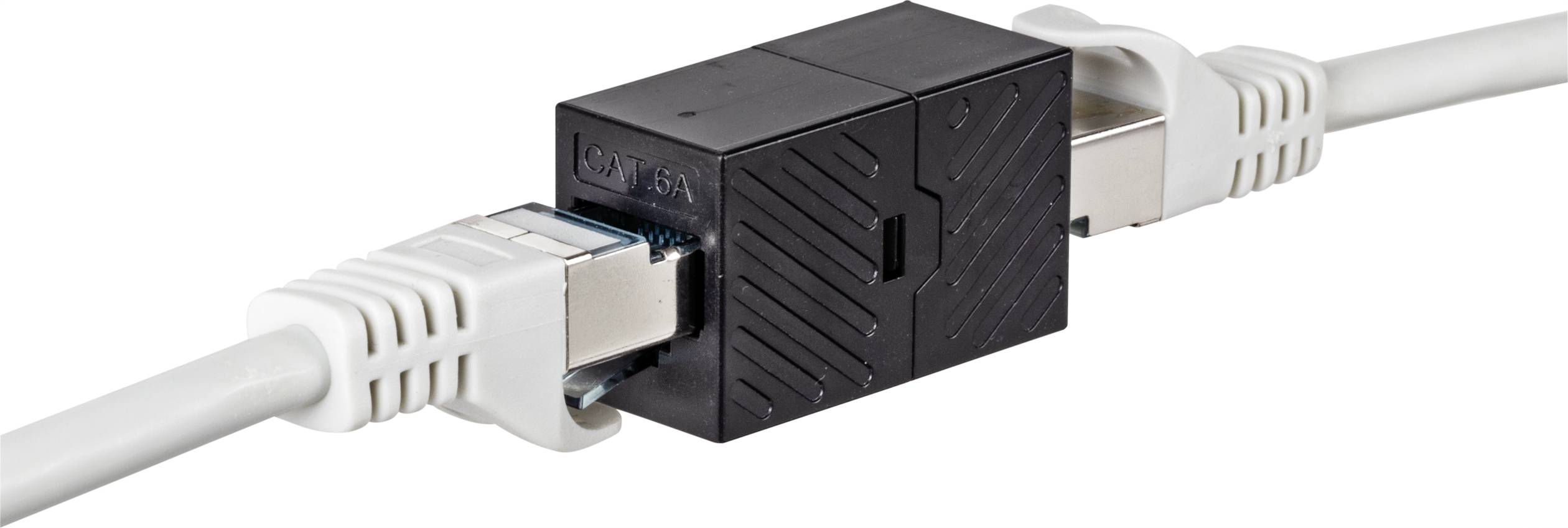 Közelkép egy Ethernet-kábel csatlakozójáról, amely két fehér Ethernet-kábelt köt össze.