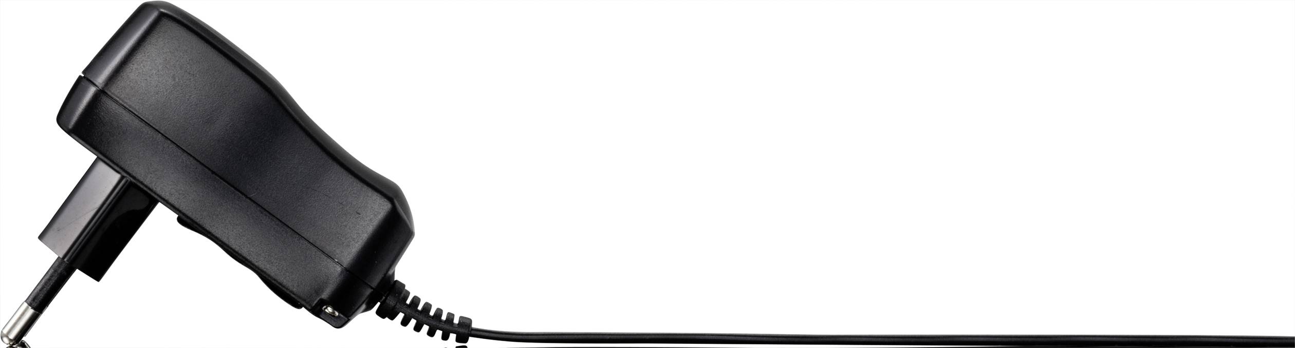 Fekete tápegység hosszú kábellel, fehér háttér előtt fektetve.