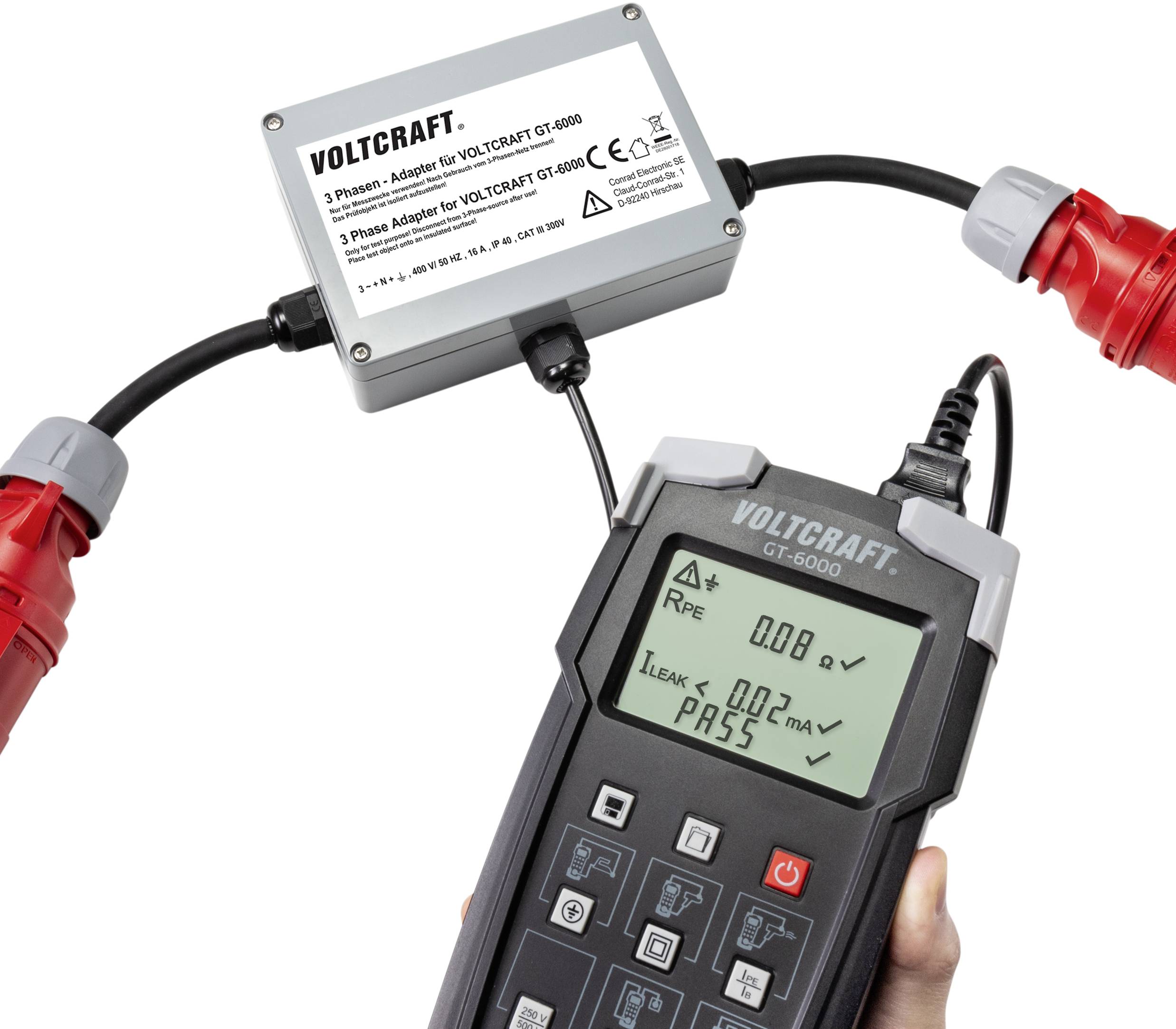 A 'Voltcraft GT-4000B' ellenőrző készülék elektromos csatlakozások vizsgálatára szolgál. A kijelzőn a mérési értékek és a 'PASS' státusz látható.