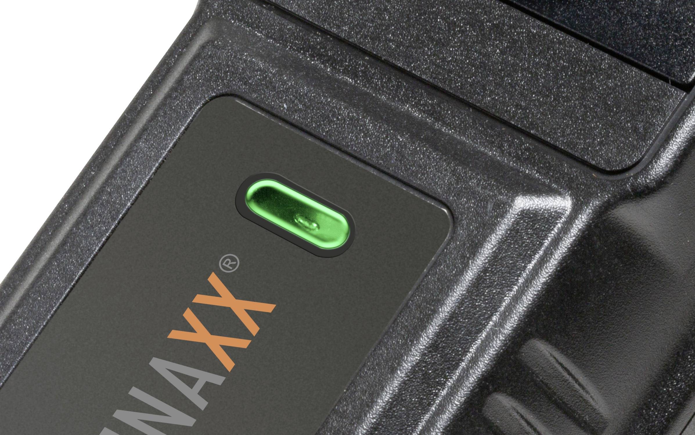 Egy eszköz egy kis zöld fénnyel jelzi az üzemkészséget.