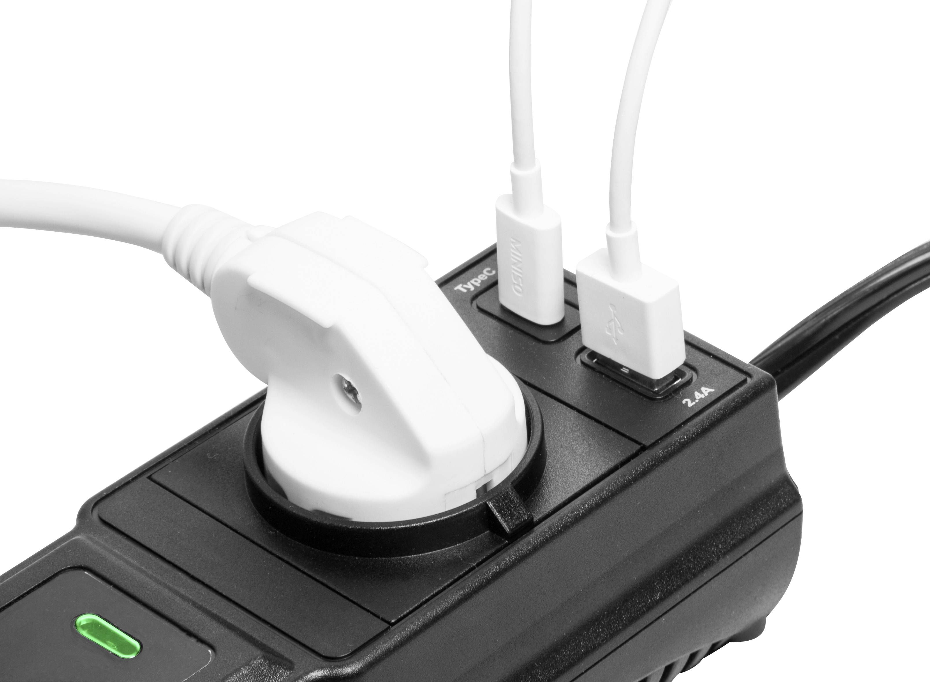 Egy elektromos dugó és két USB-kábel csatlakozik egy elosztóhoz, amely zöld üzemjelző lámpával rendelkezik.