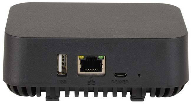 Fekete hálózati adapter USB-, Ethernet- és micro-USB-csatlakozókkal, elölnézetben.