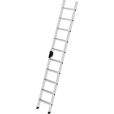 Egy tízfokú ezüstszínű alumíniumlétra, kissé ferdén felállítva. Alkalmas magasabb helyek elérésére.