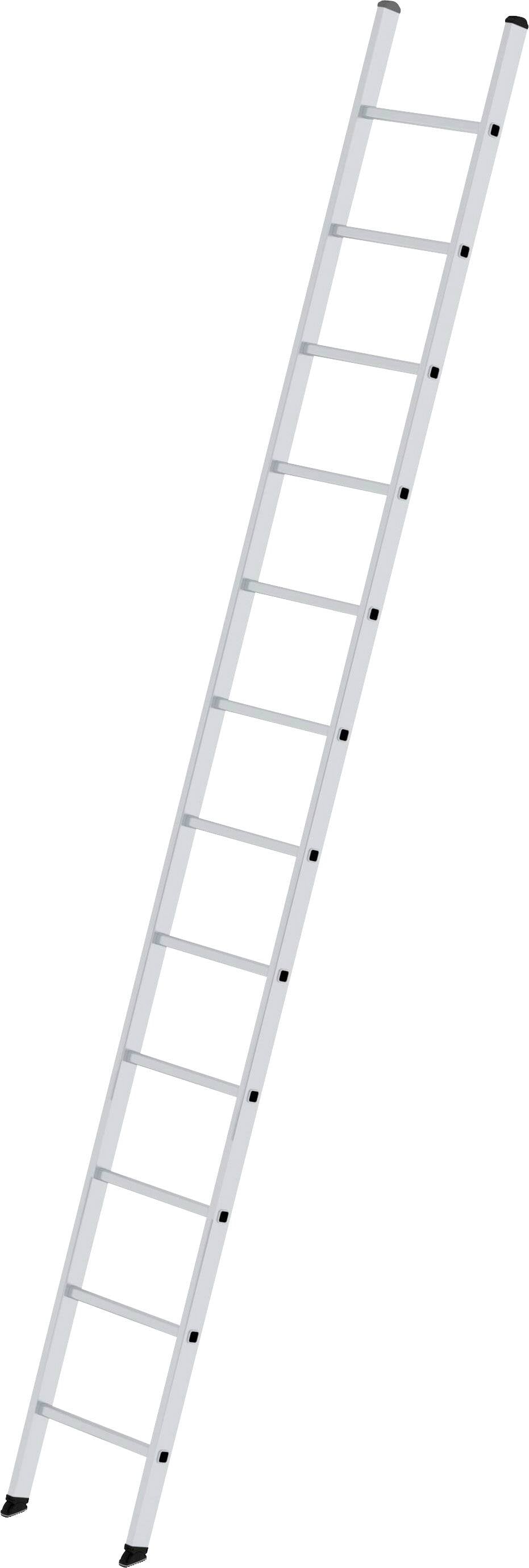 Egy hosszú alumínium létra 12 fokkal, jobbra megdöntve, fehér háttér előtt. Magassági munkákhoz használják.