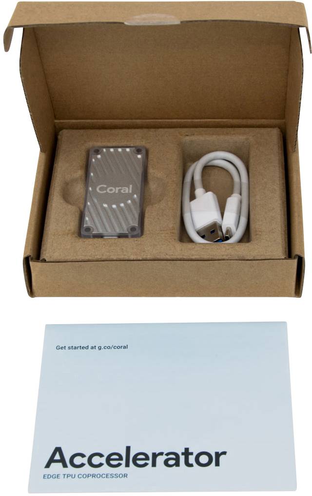 Egy nyitott kartondobozban egy Coral Edge TPU gyorsító és egy USB-kábel található. Lent egy útmutató fekszik.