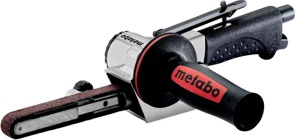 Egy Metabo márkájú sarokcsiszoló csiszolószalag-feltéttel, amely alkalmas felületek csiszolására és simítására.