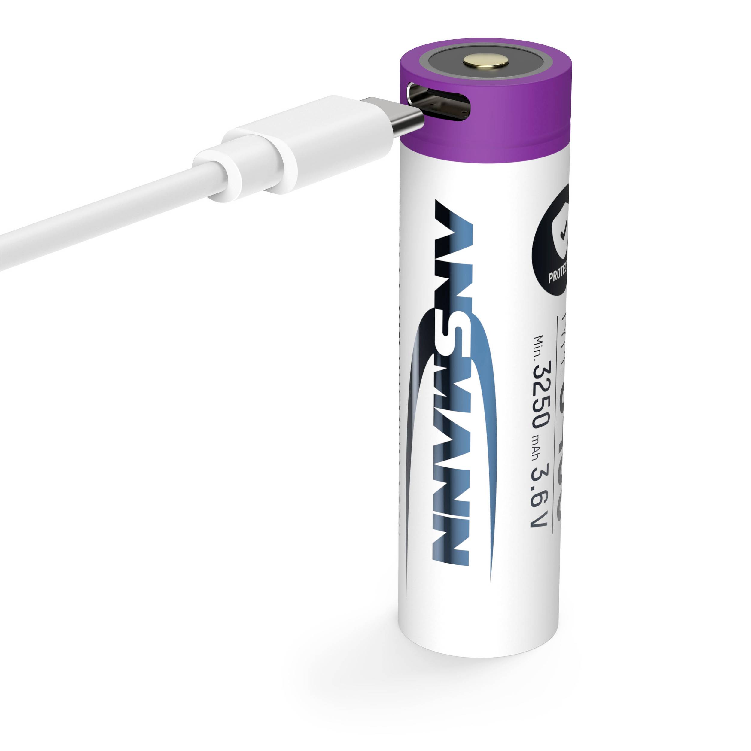 Egy lila-fehér akkumulátor USB-csatlakozóval éppen egy kábel által van feltöltve, amely a kép bal oldalán van bedugva. Az akkumulátoron lévő szöveg: 'ANS...'