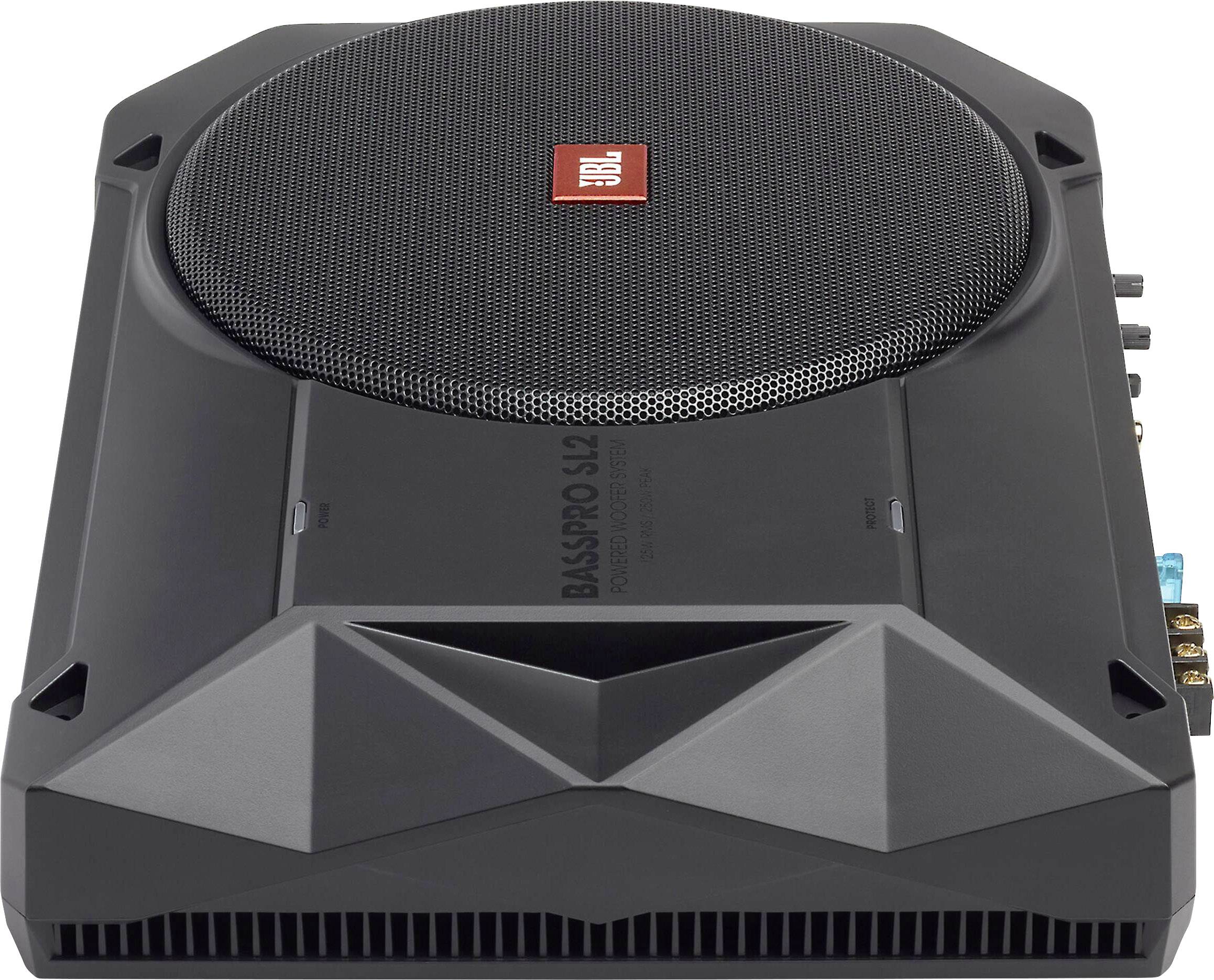 Fekete JBL-mélysugárzó modern dizájnnal és piros logóval a tetején; csatlakozók az oldalán láthatók.