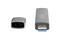 USB-pendrive levett kupakkal. A pendrive szürke, és az USB-csatlakozó előre néz.