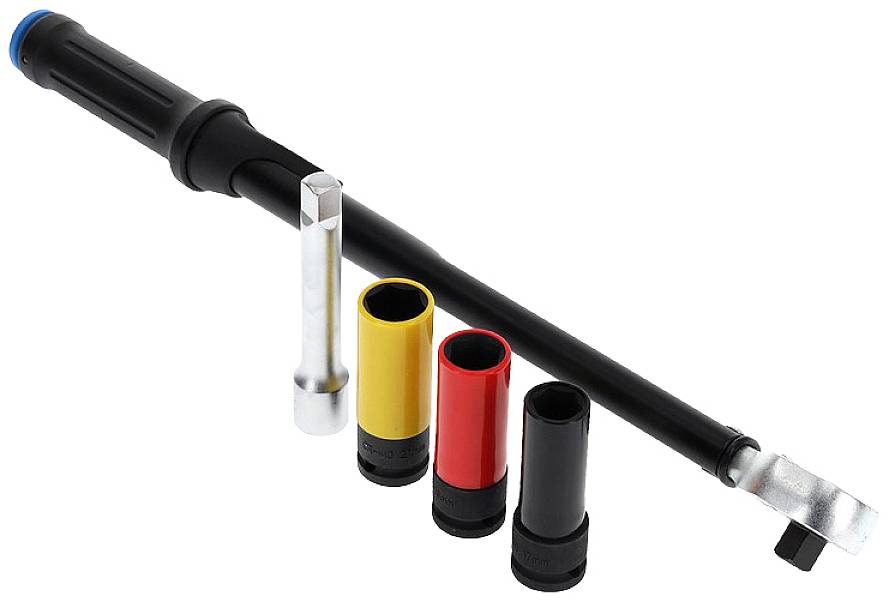 Egy négy színű dugókulccsal rendelkező nyomatékkulcs: sárga, piros, fekete dugókulcsok és egy ezüstszínű hosszabbító.