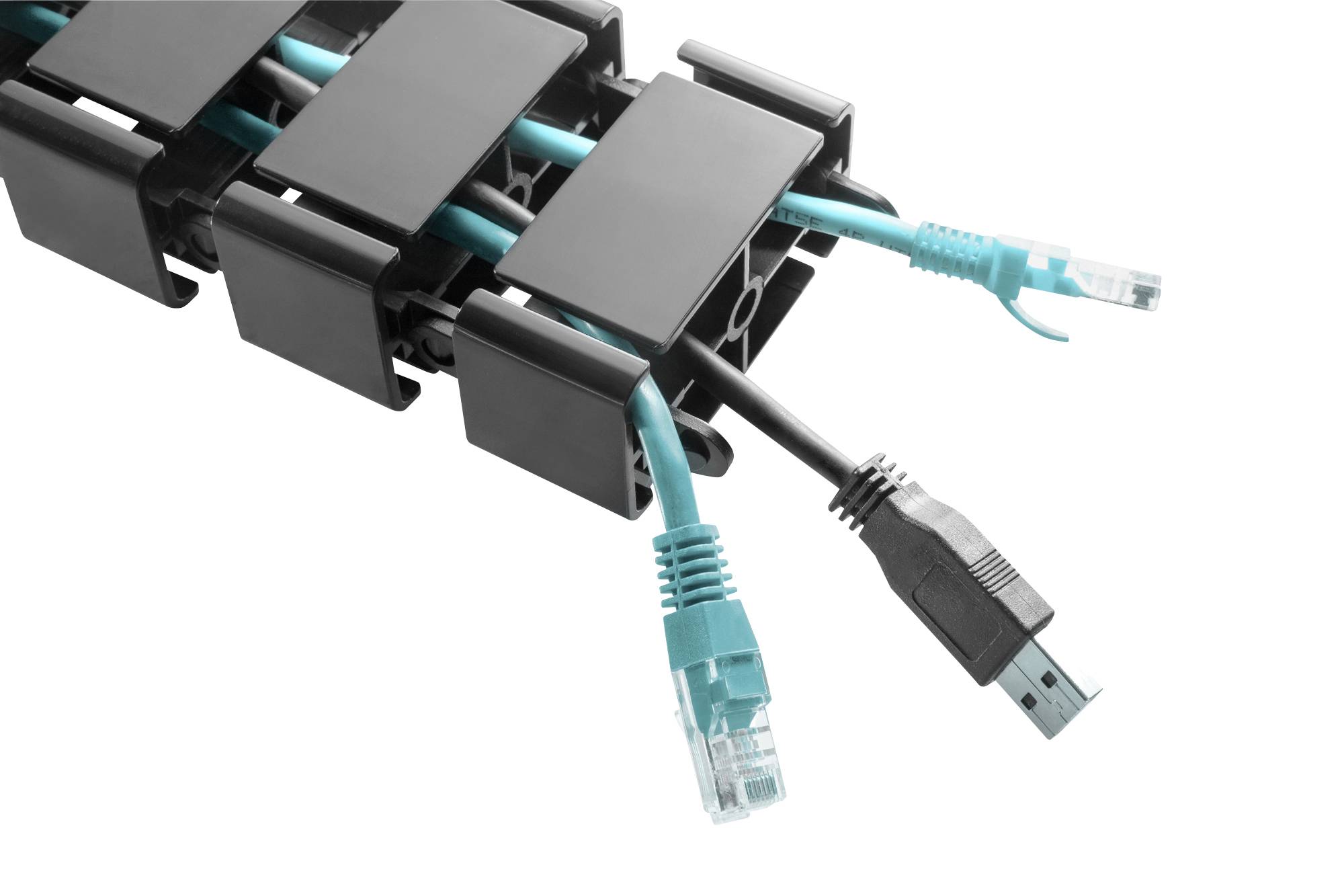 Egy kábelkezelő rendszer két kék csatlakozójú Ethernet-kábelt és egy fekete USB-kábelt rendez el fekete tartókban.